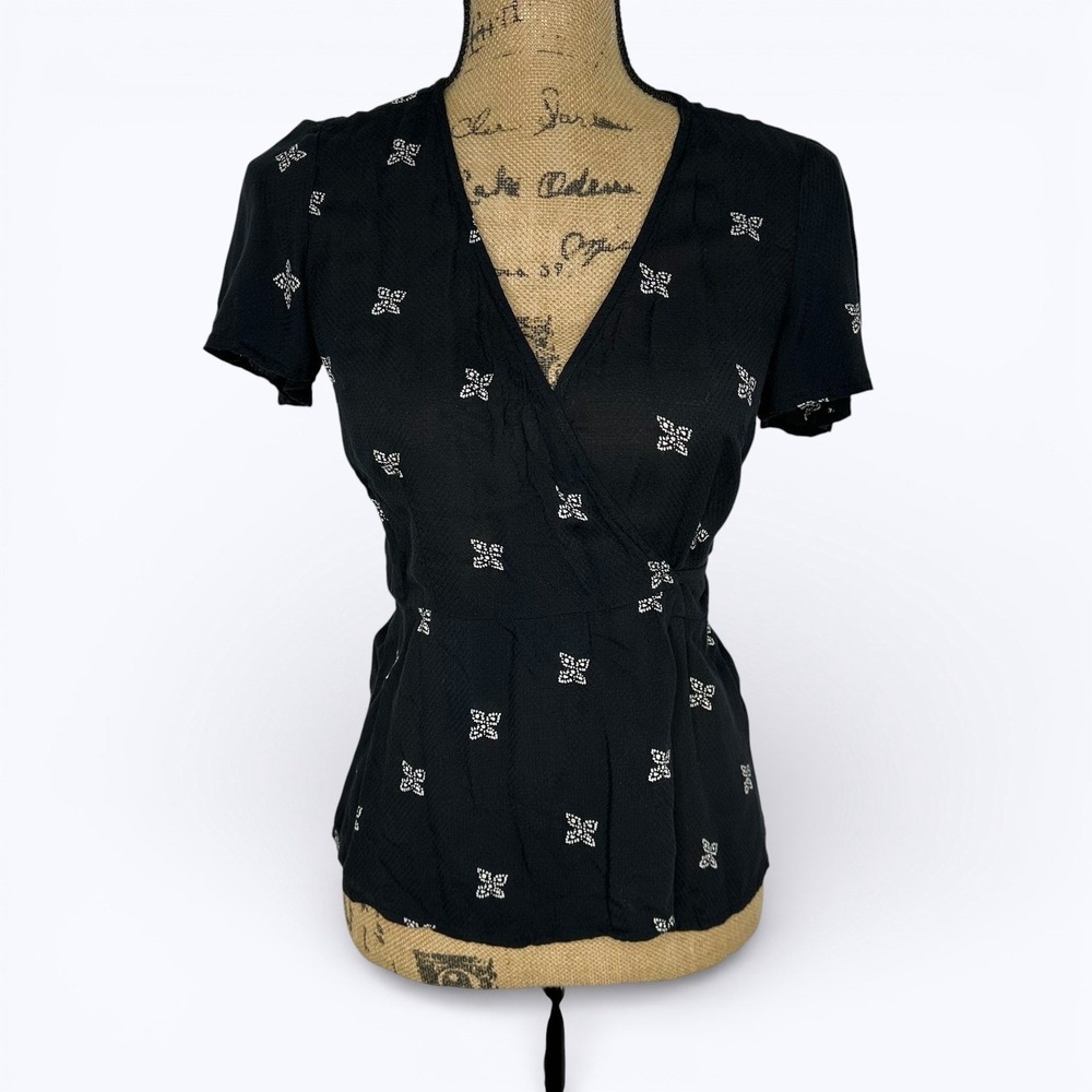 Lucky Brand Wrap Top Black Geometric Floral Print Short Sleeve Cottagecore Sz XS